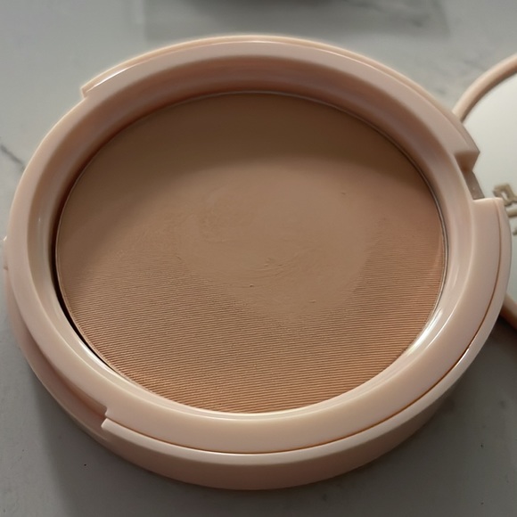 Bite Beauty Changemaker pressed powder in Medium shade (used-barely) - Picture 11 of 12